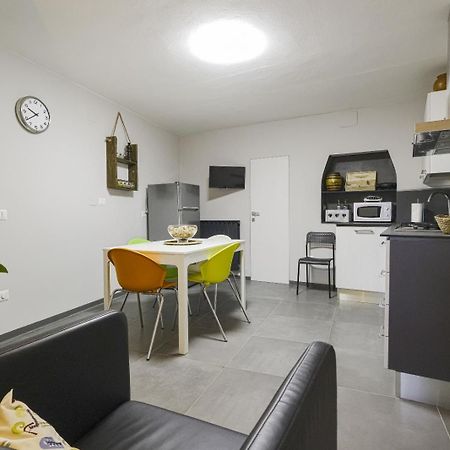 Casa Vacanze Vicolo Della Luna Ambra Bagian luar foto