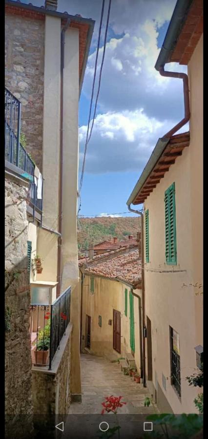 Casa Vacanze Vicolo Della Luna Ambra Bagian luar foto
